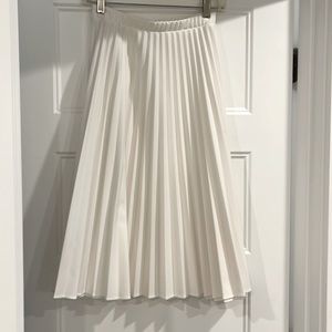 Vintage white pleated skirt in good used condition